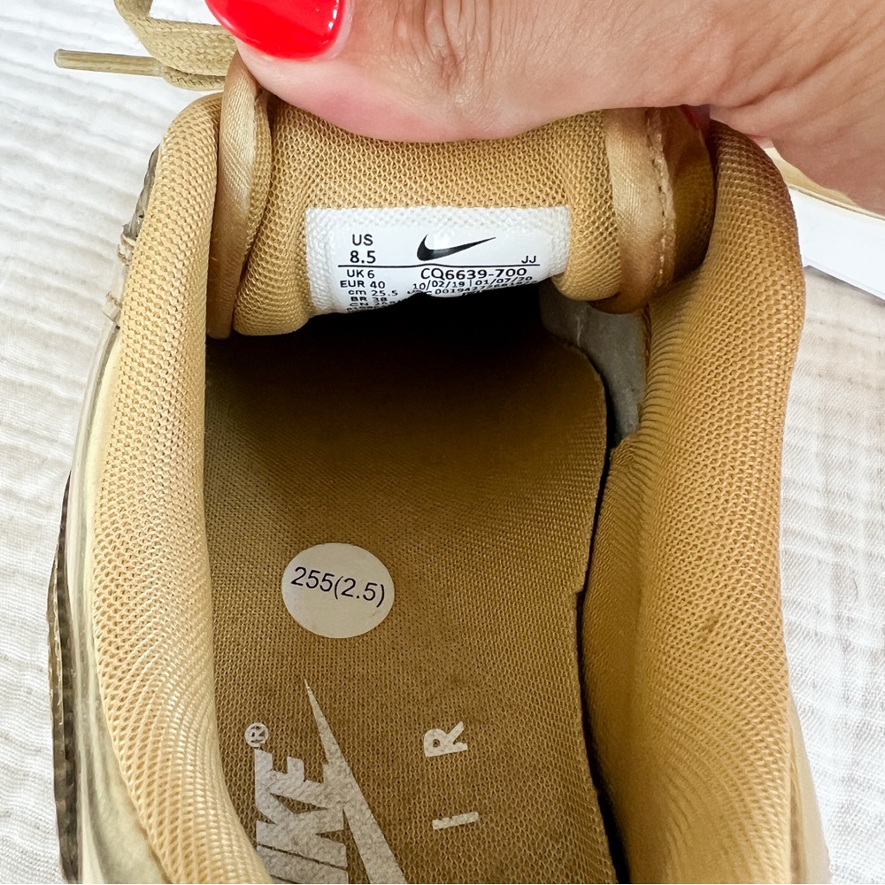 Women’s Nike Air Max 90 in Gold size 8.5 - Picture 9 of 10